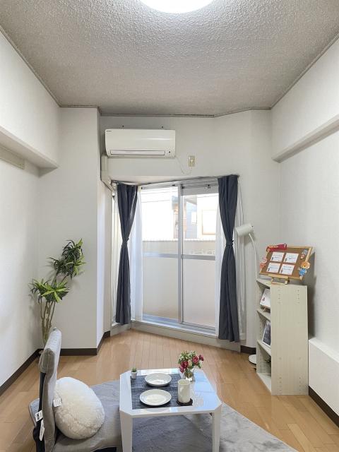 ROOM IN SQUARE